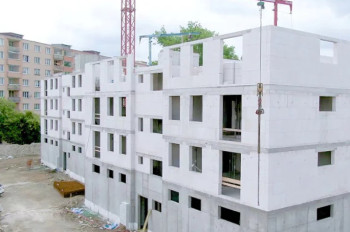 Šest let a žádný hotový byt. Volby rozhodnou o městském developerovi