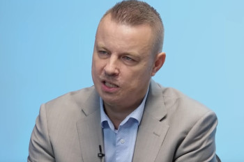 Zlatá medaile za vlastní gól. Rajchl udeřil kvůli drahé naftě