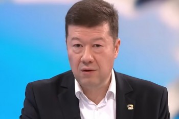 Milion z dávek a mercedes. Okamura žádá konec dávek pro Ukrajince