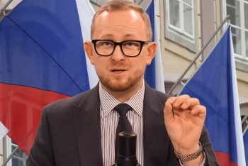 Chobotnice neziskovek se bojí odhalení. Panenka o manipulaci a vlivu