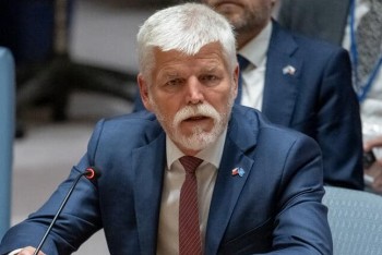 Petice z Prahy, pískot z regionů. Prezident dostal ve Stonavě na frak