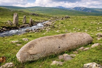 Dračí kameny z Arménie ukazují na vodní kult starý 8 tisíc let